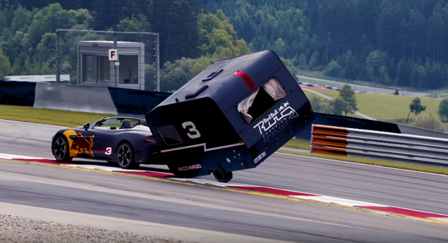 Pilotos da Red Bull em corrida épica