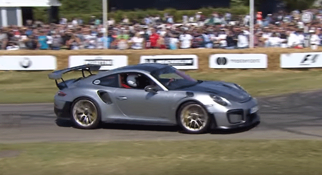 Porsche 911 GT2 RS em situação embaraçosa em Goodwood