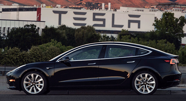 Elon Musk mostra primeiro Tesla Model 3