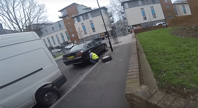 Ciclista atropela pessoa que mudava pneu (c/vídeo)