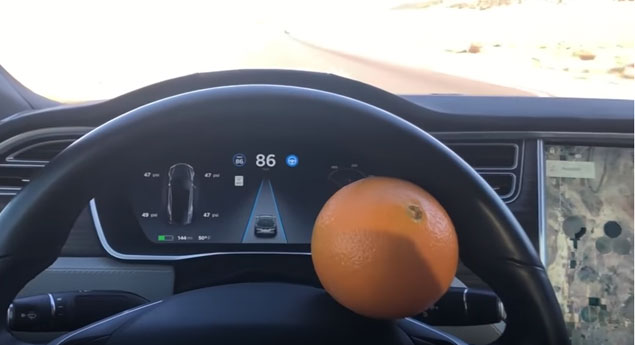 Para que serve uma laranja no volante do Tesla?