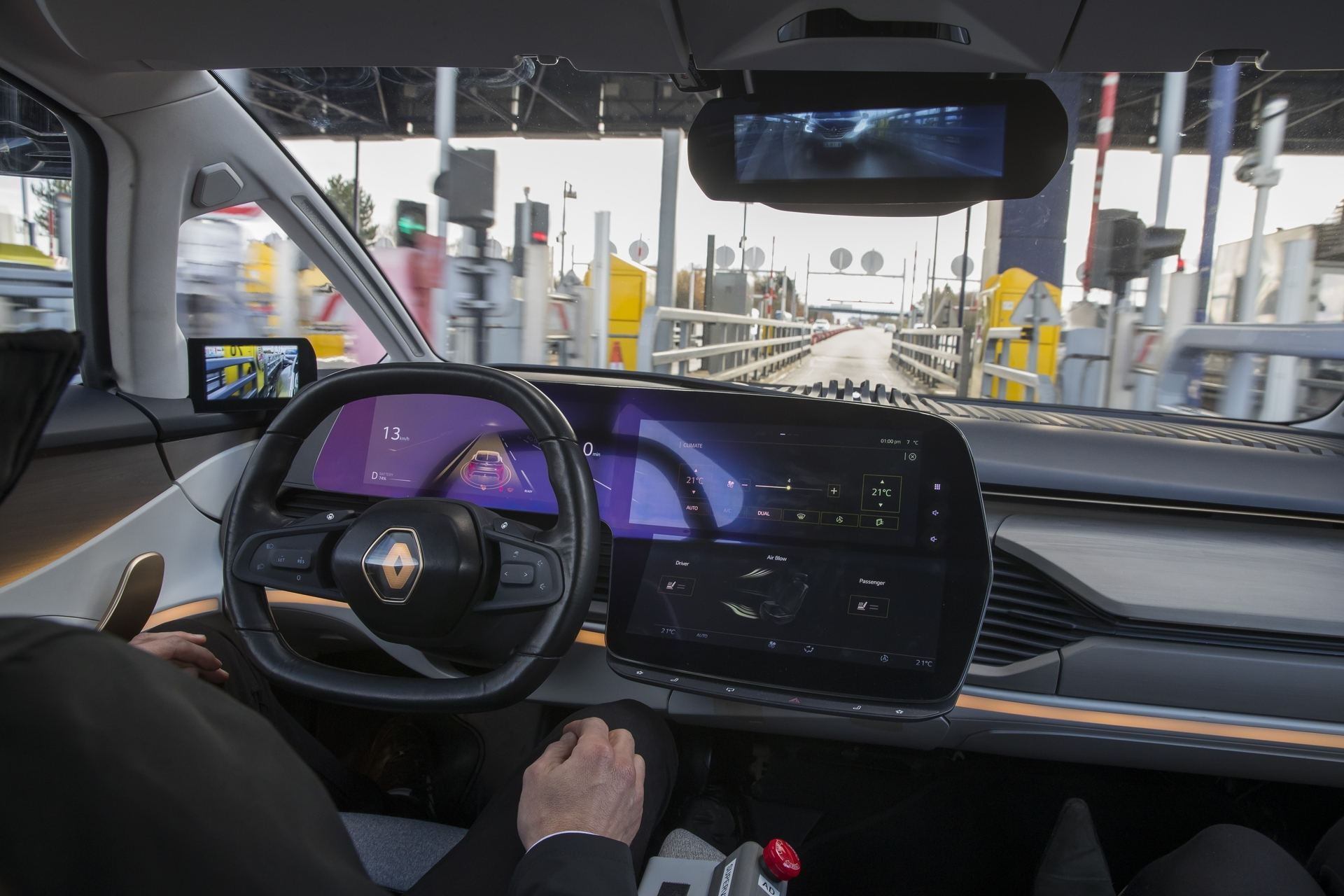 Guiámos e fomos guiados pelo carro autónomo da Renault. Com video.