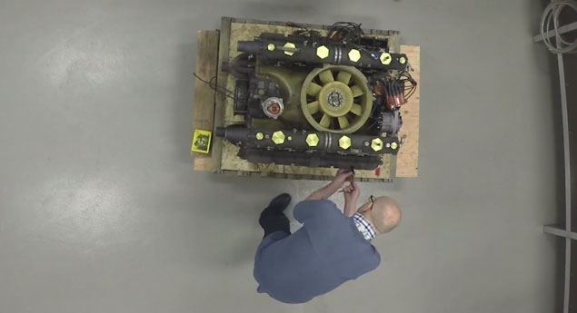 Motor do Porsche 917 restaurado em três minutos