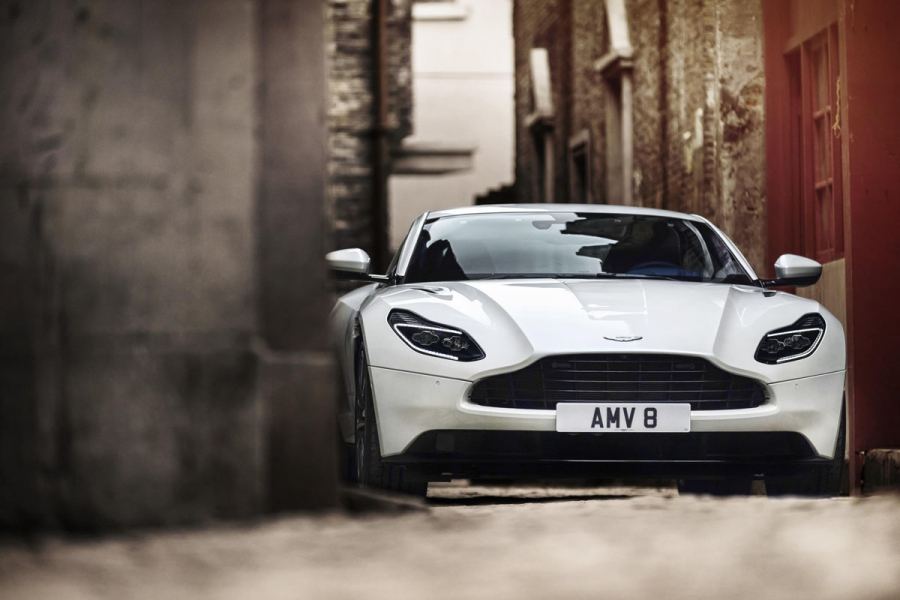 Condenado à prisão por roubar um Aston Martin!