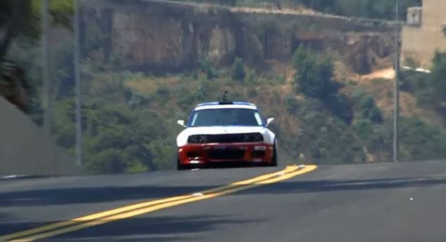BMW E30 possuído devora colinas