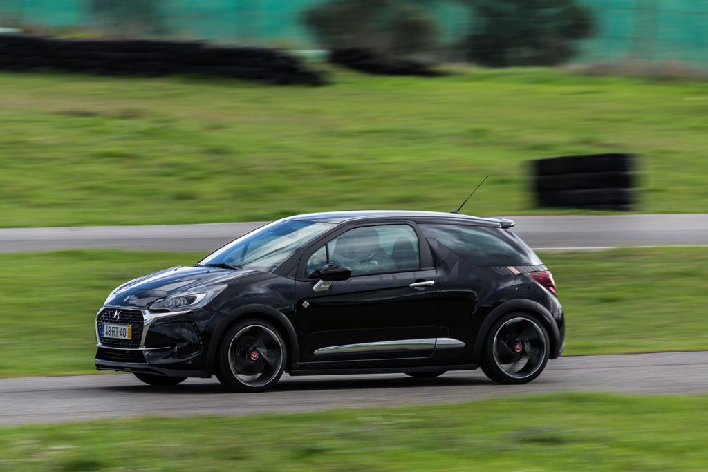 Lançado em 2014, com base no Citroën C3, o DS 3 original tinha um posicionamento de verdadeiro citadino... e, nalgumas versões, até com alguns "pózinhos" de desportivo 