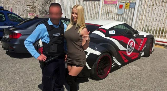 Agente da Polícia manda parar atriz porno... porque queria uma foto com ela