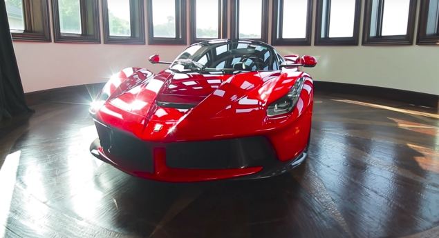 La Ferrari brilha na garagem mais espetacular do mundo