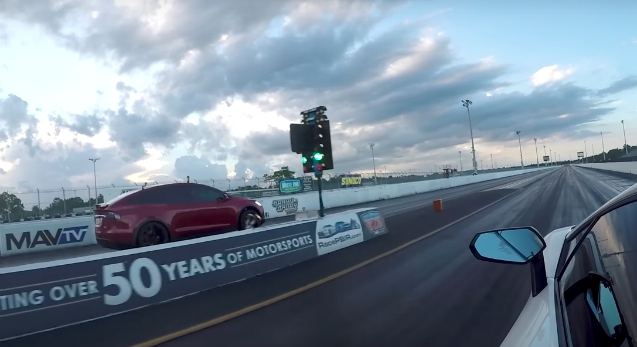 Incrível: Model X supera Aventador em corrida de drag!