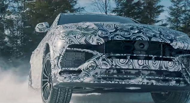 Lamborghini Urus desliza na neve