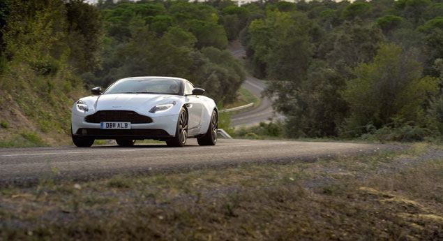 Aston Martin DB 11 V8 acelera na Turbo 434