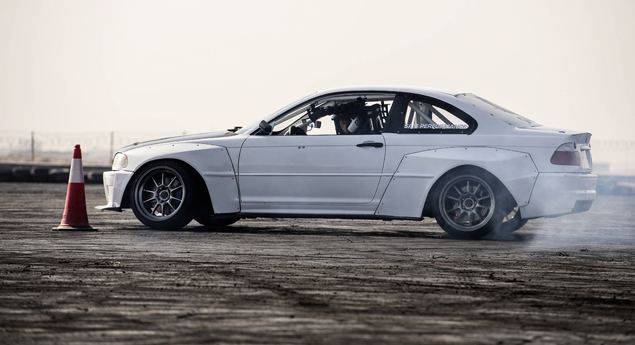 Esta driftter palestiniana queima borracha contra os preconceitos