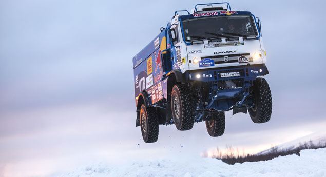 Kamaz voa sobre a neve (vídeo)