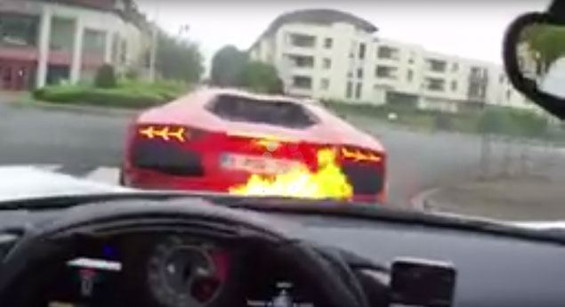 Encostar à traseira de um Lamborghini é um perigo!