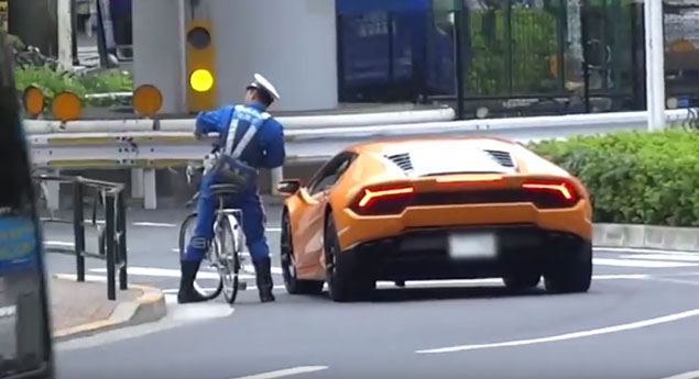 Polícia persegue Lamborghini Huracan... de bicicleta