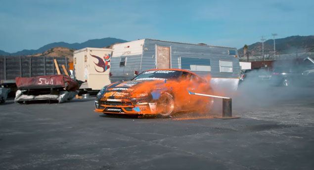 Nissan 370Z celebra colorido festival Hindu