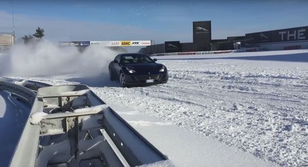 Ferrari GTC4 Lusso diverte-se na neve de Nurburgring