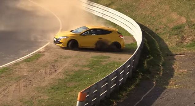 Renault Mégane RS perto de acidente em Nurbrugring