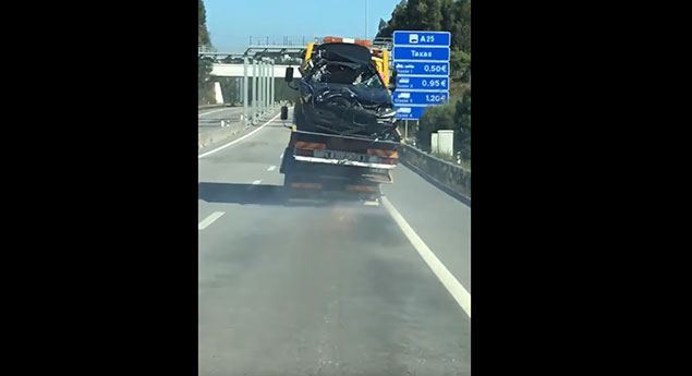 Ligeiro rebocado por reboque... em cima de reboque na A25 (vídeo)