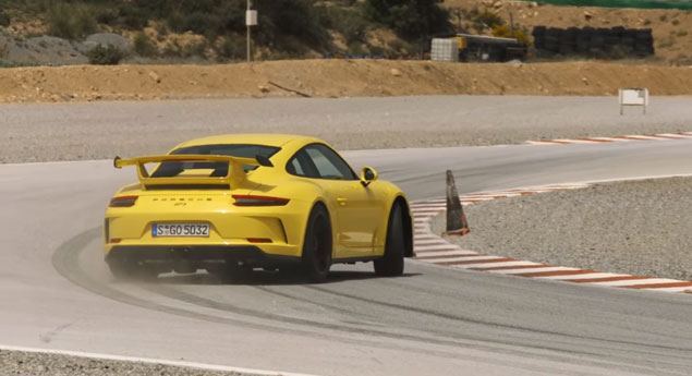 Walter Rohrl dá lição com o 911 GT3