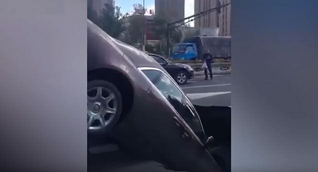 Rolls-Royce Ghost engolido por buraco (c/vídeo)