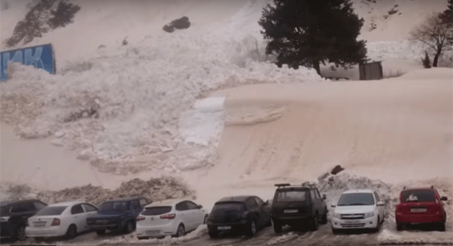 Avalanche "engole" carros na Rússia