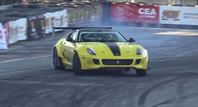 Este Ferrari 599 é um cavalinho para drift