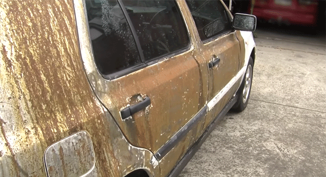 Como a ferrugem influencia as colisões de carros velhos