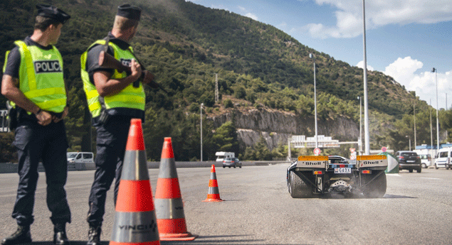 Porsche 917 permitido em estrada graças a gralha na lei