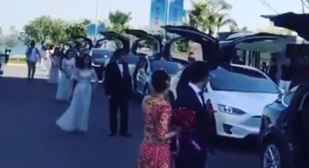 Tesla Model X dá às asas e celebra casamento