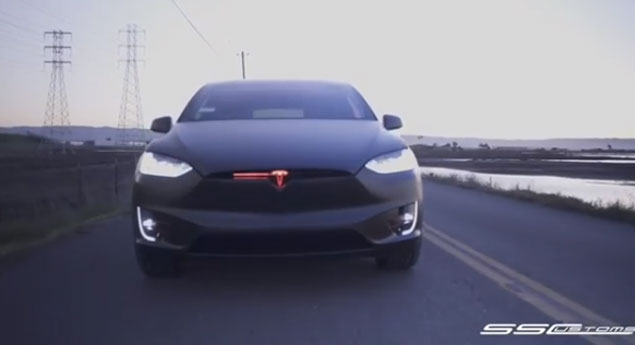 Tesla Model X transformado em KITT moderno