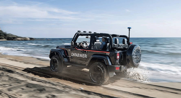 Jeep Wrangler da polícia protege praias italianas