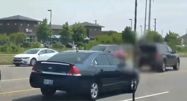 Assalto corre mal e notas voam por janela de carro