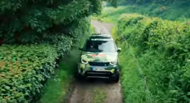 Bear Grylls e Land Rover surpreendem o 'Baby Bear'