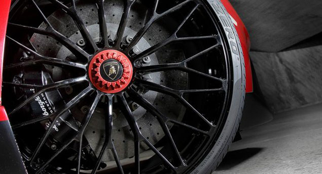 Tem um Aventador? Cuidado, as rodas podem saltar...
