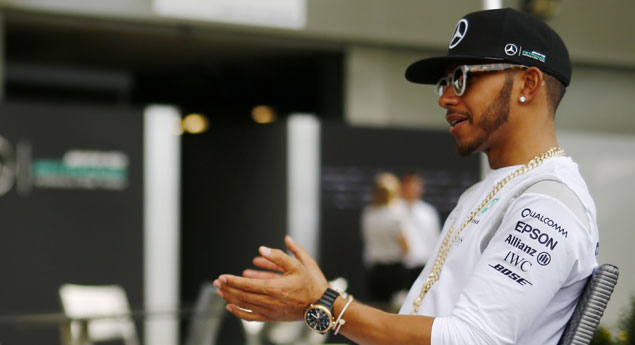 Lewis Hamilton tem um camião para transportar carros...