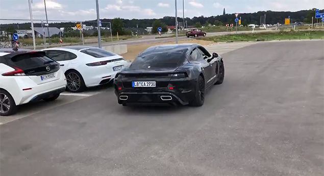 Porsche Taycan testa discretamente em estrada