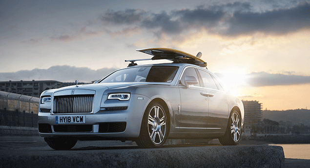 Prancha de surf banhada a ouro faz pandã com Rolls-Royce