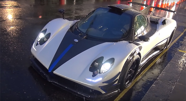 Pagani Zonda Riviera anima um dia escuro