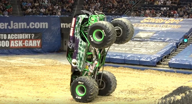 Manobra impossível: Monster Truck faz o pino