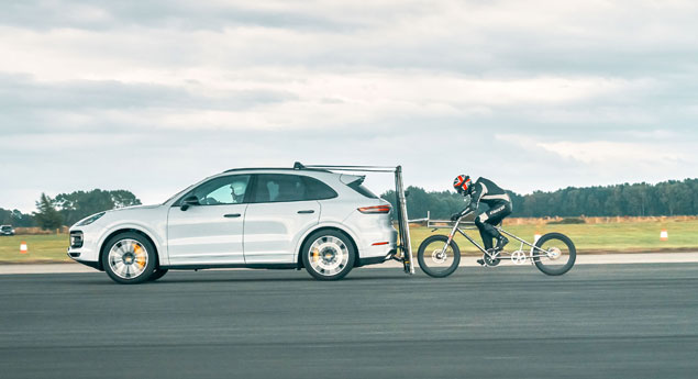 Porsche ajuda ciclista a superar os 200km/h... por larga margem