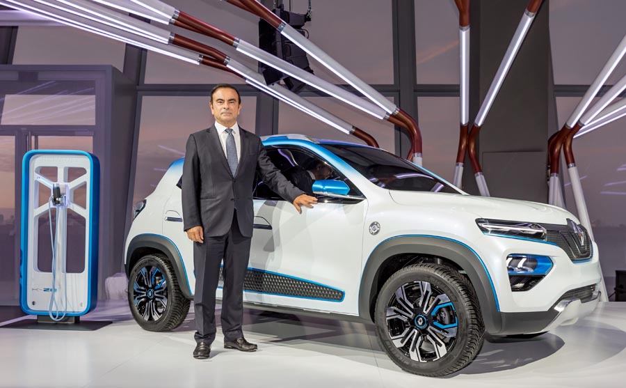 Carlos Ghosn ao lado do show-car K-ZE, em 2018