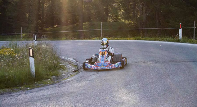 Kart enfrenta LaFerrari Aperta em montanha...