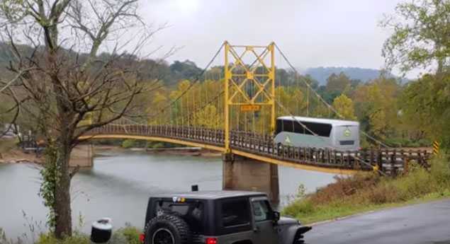 É por isto que existe limite de peso nas pontes...