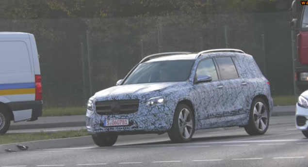 Mercedes GLB caçado em vídeo