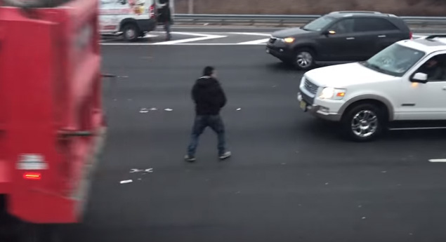 Dinheiro a voar na autoestrada faz condutores pararem na via