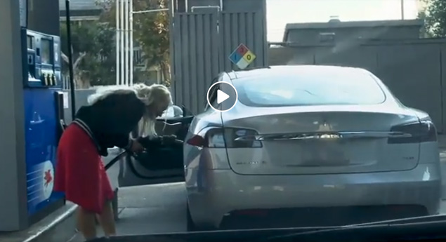 Onde está o depósito? Tenta abastecer o Tesla com gasolina...