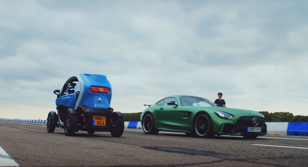 Renault Twizy vs Mercedes AMG GT R... em marcha-atrás