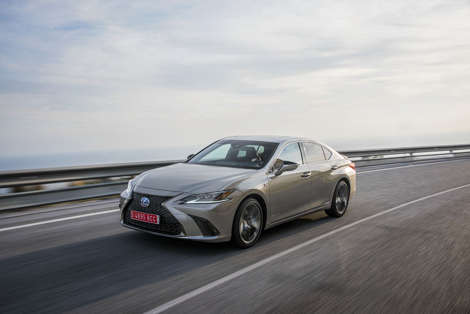 Lexus ES 300h já está disponível desde os 61 318 €