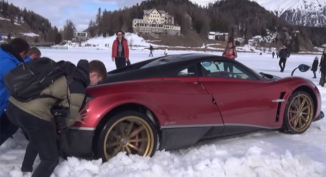 (Vídeo) Grupo de pessoas salva um Pagani atolado na neve